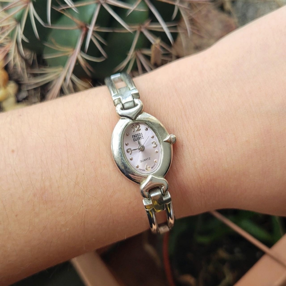 Vintage Faded Glory Light Lilac Purple & Silver Oval Stretch Watch